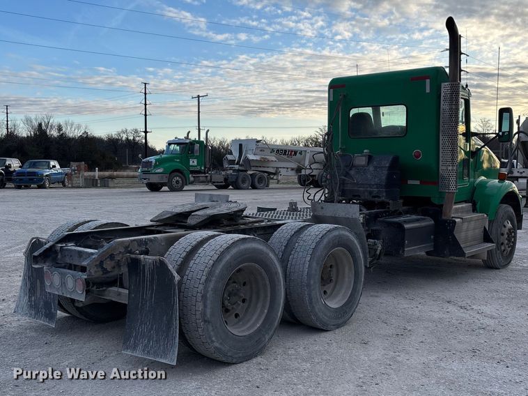 image for item FG0167 2012 Kenworth T800 semi truck