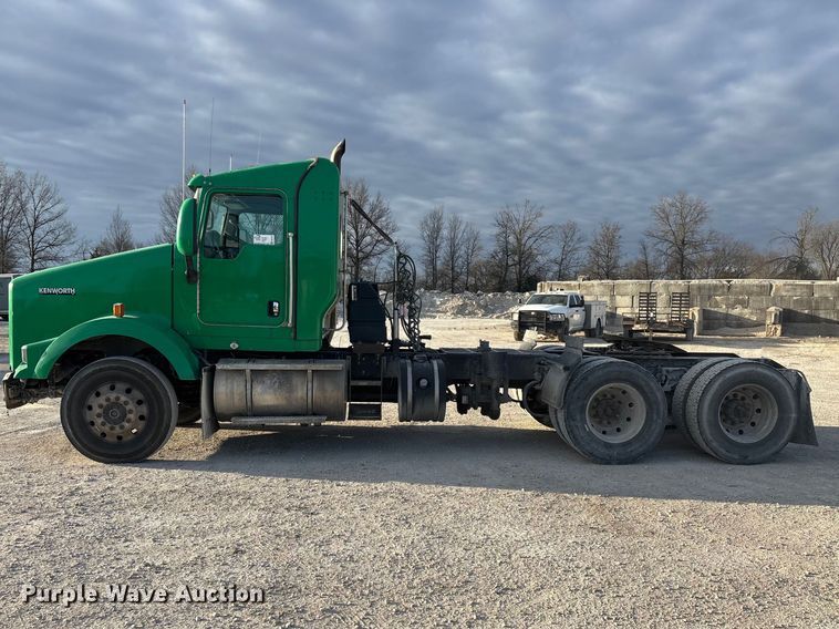 image for item FG0167 2012 Kenworth T800 semi truck