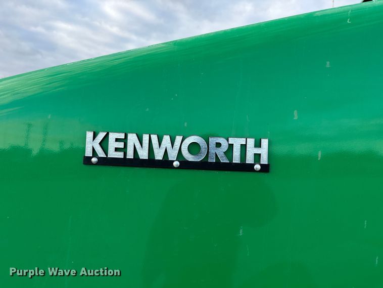 image for item FG0167 2012 Kenworth T800 semi truck