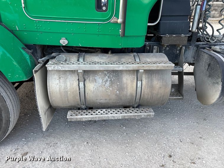 image for item FG0167 2012 Kenworth T800 semi truck