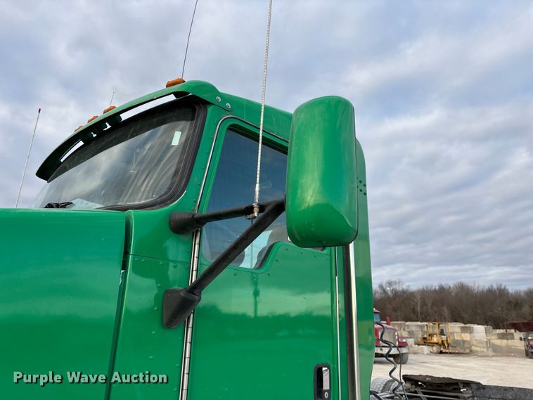 image for item FG0167 2012 Kenworth T800 semi truck