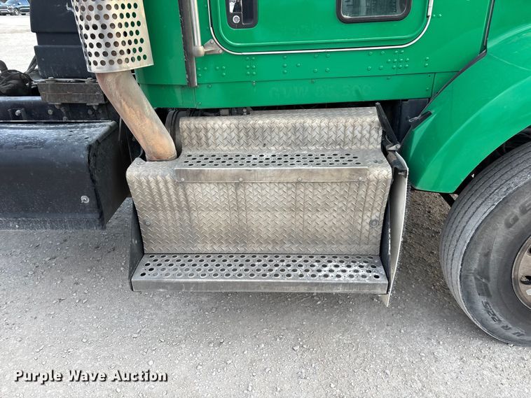 image for item FG0167 2012 Kenworth T800 semi truck