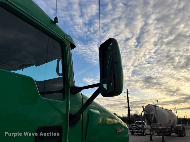 image for item FG0167 2012 Kenworth T800 semi truck