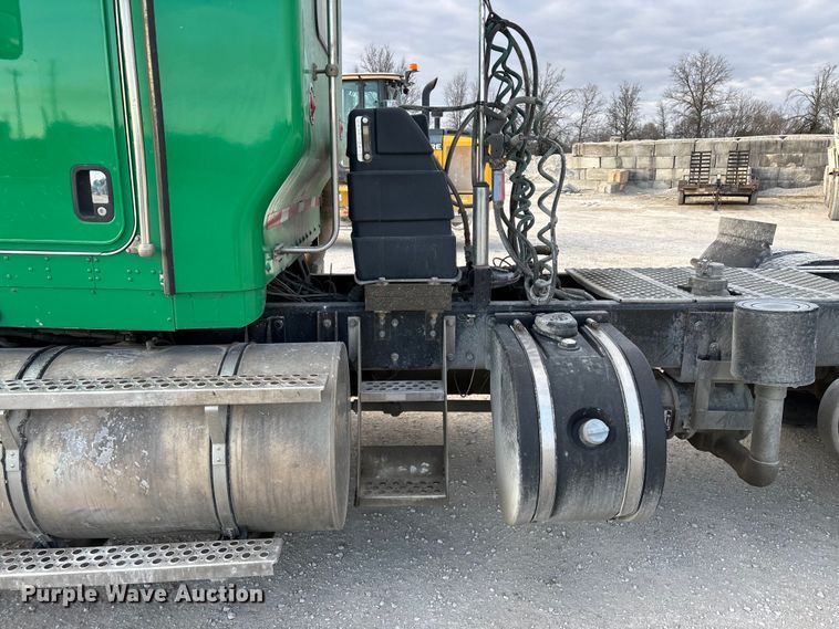 image for item FG0167 2012 Kenworth T800 semi truck