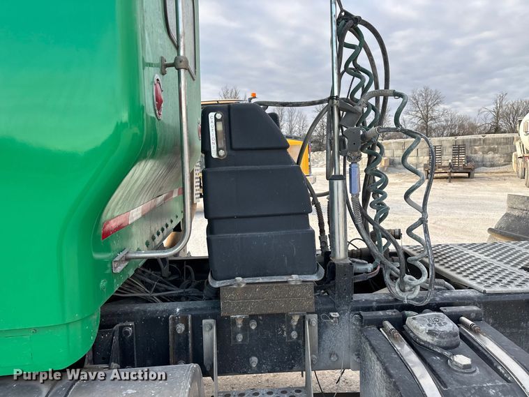 image for item FG0167 2012 Kenworth T800 semi truck