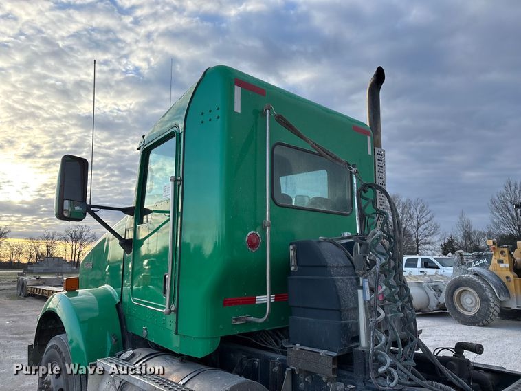 image for item FG0167 2012 Kenworth T800 semi truck
