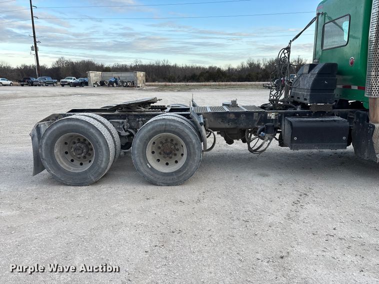 image for item FG0167 2012 Kenworth T800 semi truck