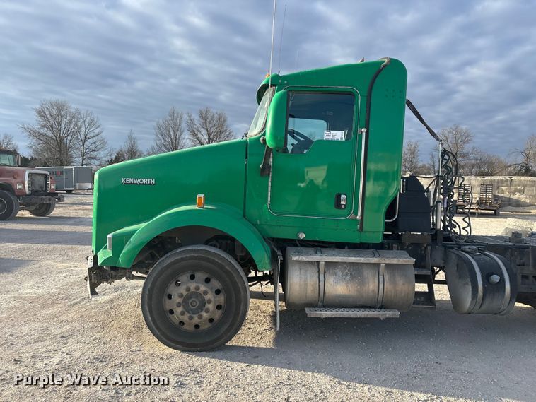 image for item FG0167 2012 Kenworth T800 semi truck