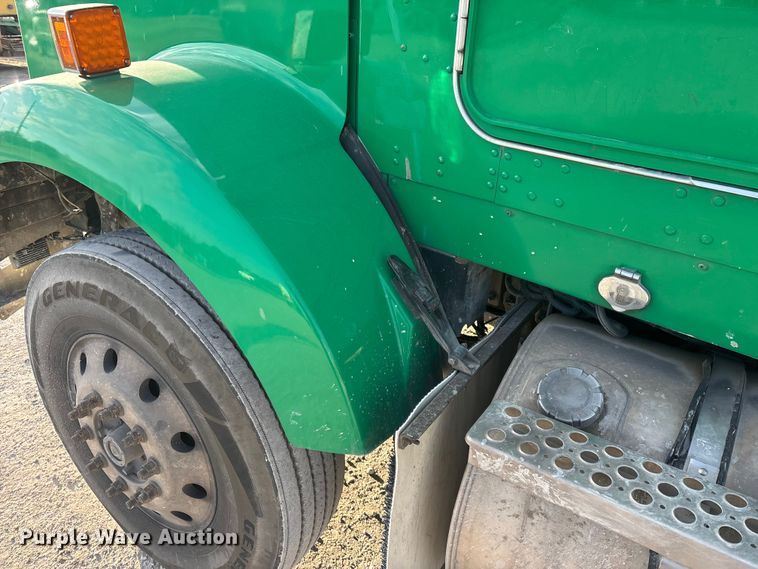 image for item FG0167 2012 Kenworth T800 semi truck