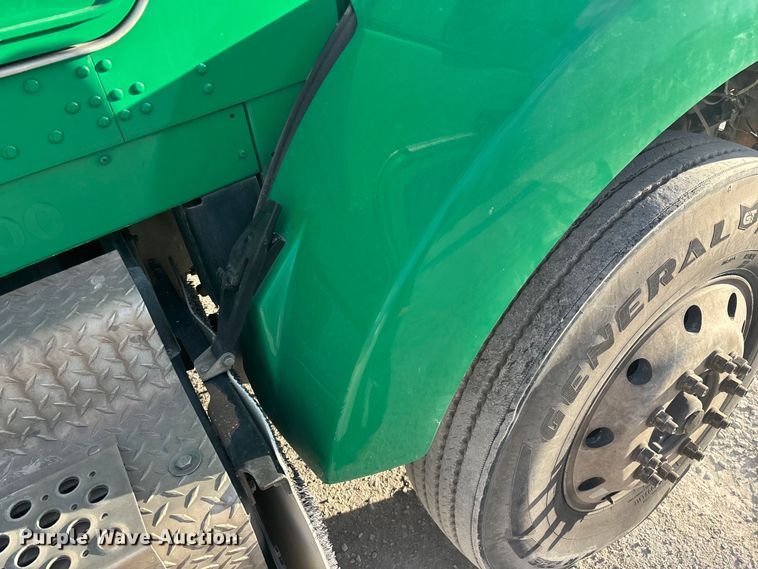 image for item FG0167 2012 Kenworth T800 semi truck