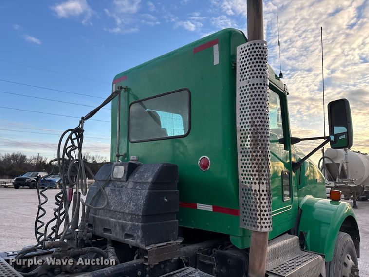 image for item FG0167 2012 Kenworth T800 semi truck