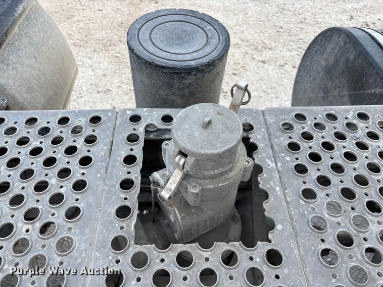 image for item FG0167 2012 Kenworth T800 semi truck