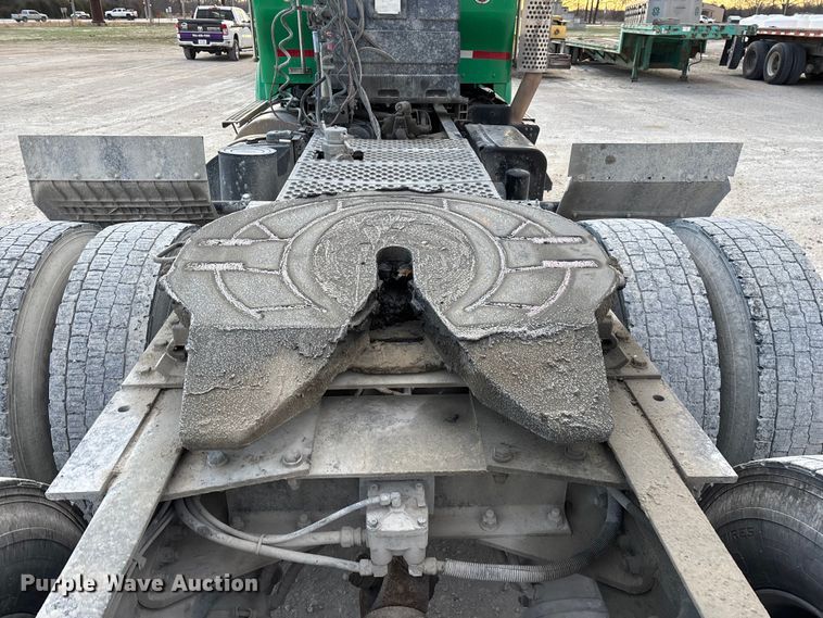 image for item FG0167 2012 Kenworth T800 semi truck