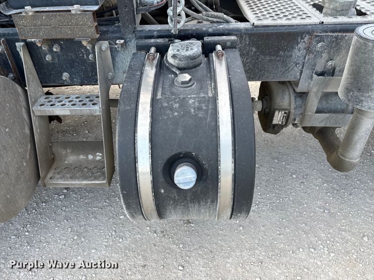 image for item FG0167 2012 Kenworth T800 semi truck