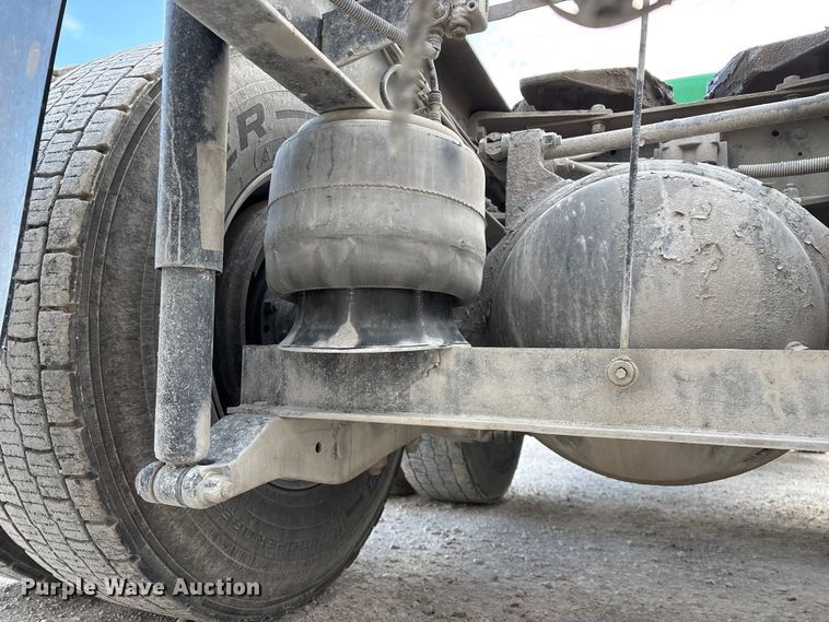 image for item FG0167 2012 Kenworth T800 semi truck