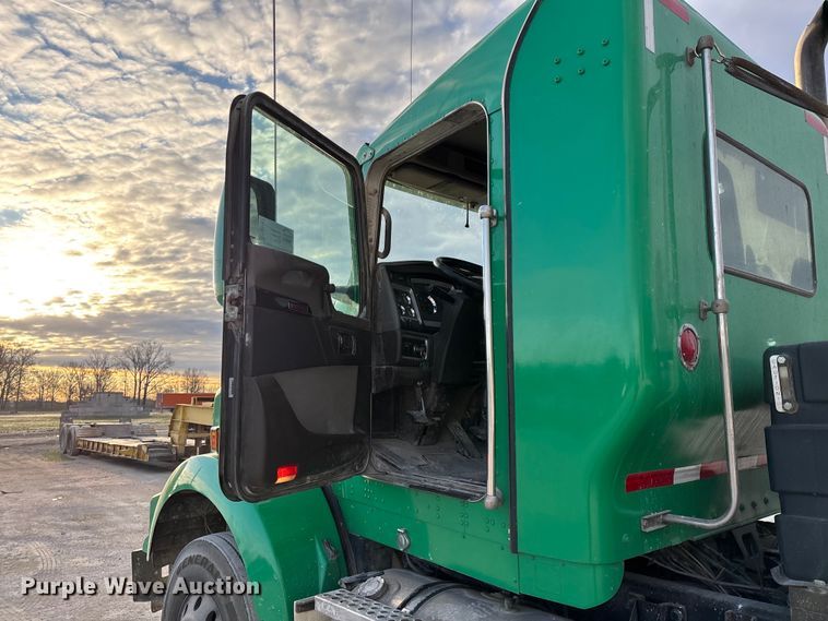 image for item FG0167 2012 Kenworth T800 semi truck