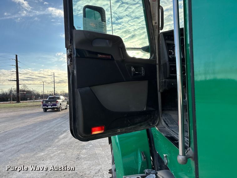 image for item FG0167 2012 Kenworth T800 semi truck