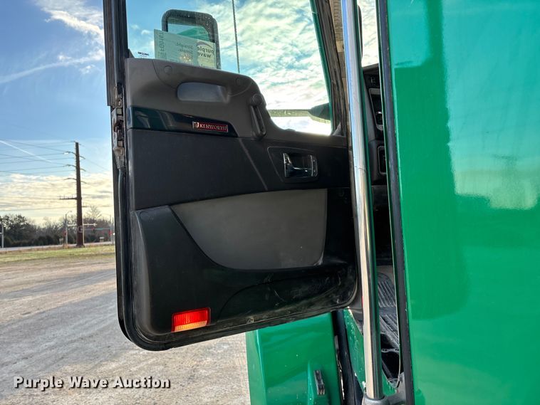 image for item FG0167 2012 Kenworth T800 semi truck