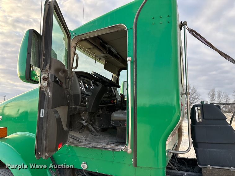 image for item FG0167 2012 Kenworth T800 semi truck