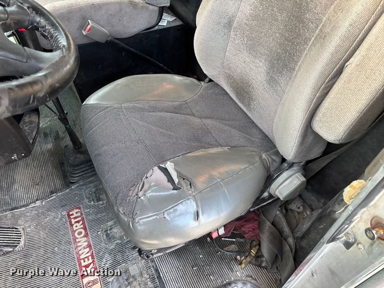 image for item FG0167 2012 Kenworth T800 semi truck