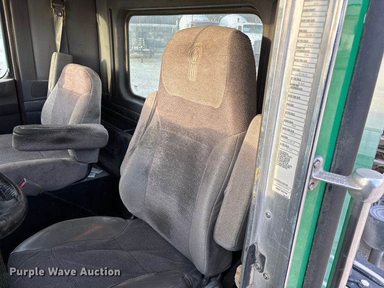 image for item FG0167 2012 Kenworth T800 semi truck