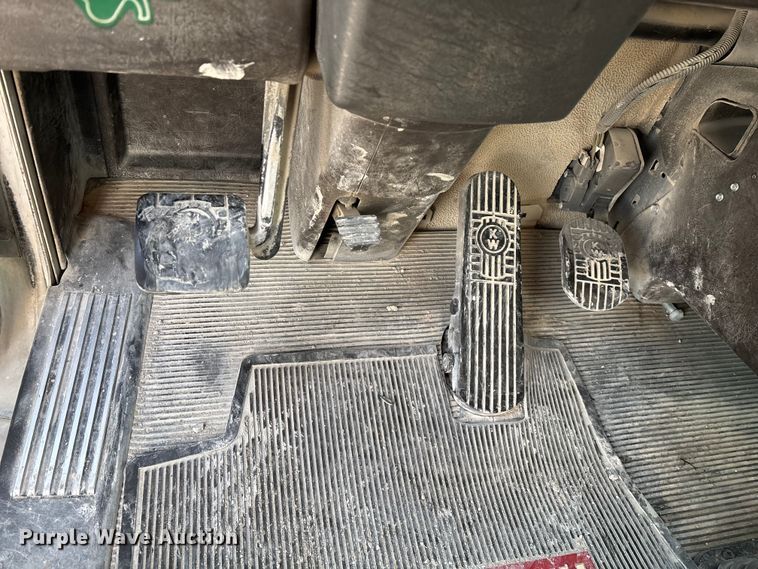 image for item FG0167 2012 Kenworth T800 semi truck