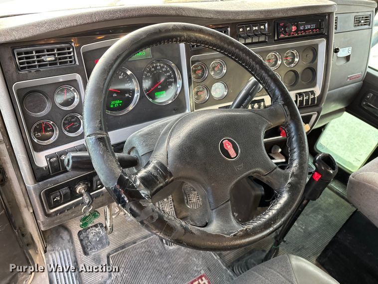 image for item FG0167 2012 Kenworth T800 semi truck