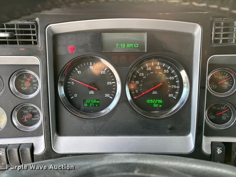 image for item FG0167 2012 Kenworth T800 semi truck