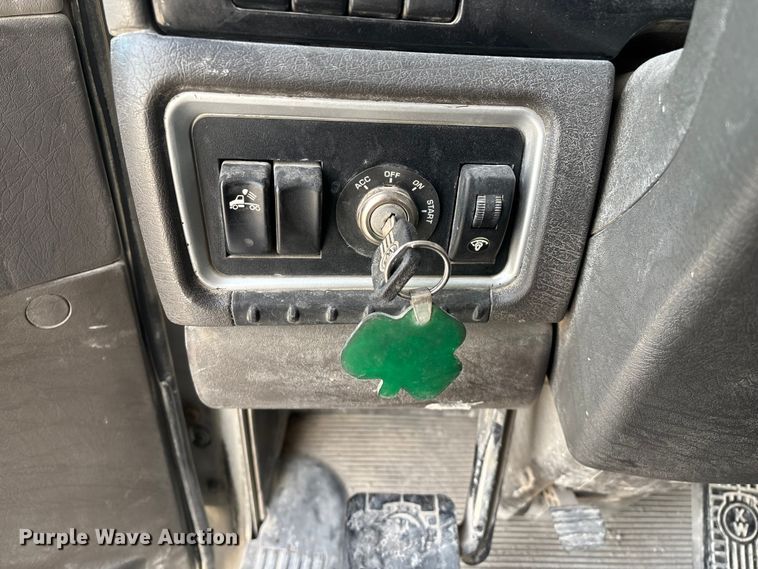 image for item FG0167 2012 Kenworth T800 semi truck