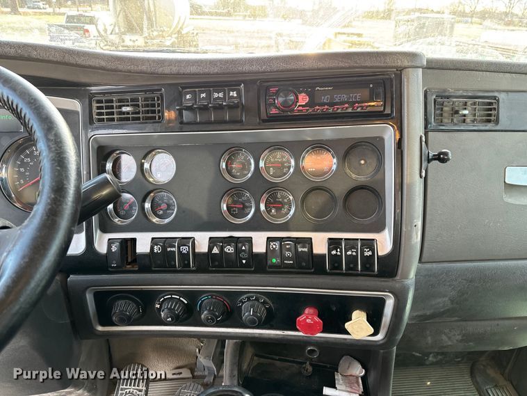 image for item FG0167 2012 Kenworth T800 semi truck