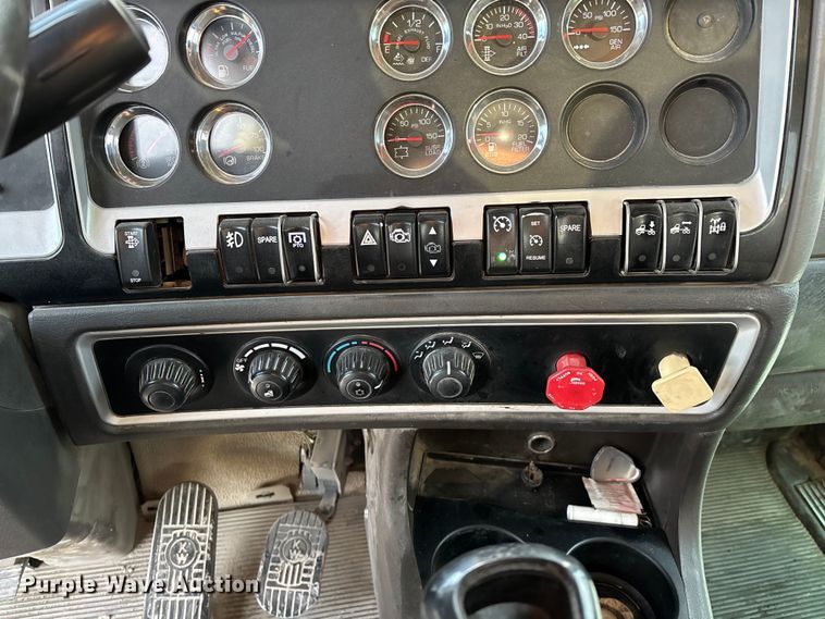 image for item FG0167 2012 Kenworth T800 semi truck