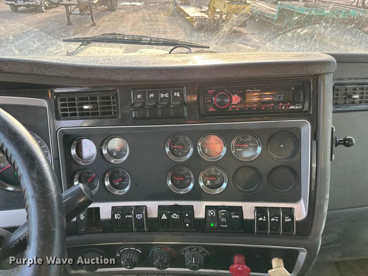 image for item FG0167 2012 Kenworth T800 semi truck