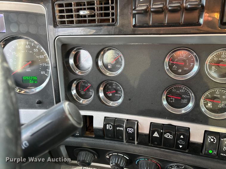 image for item FG0167 2012 Kenworth T800 semi truck