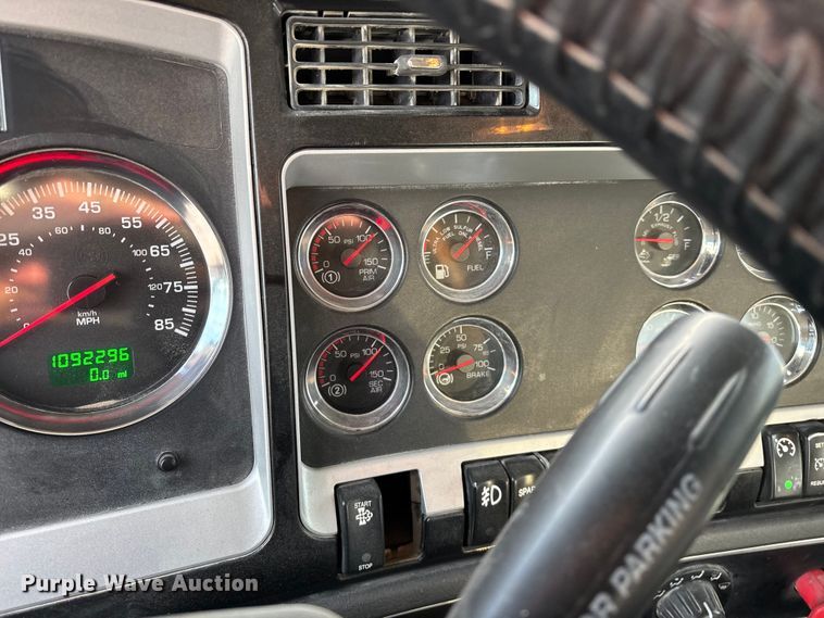 image for item FG0167 2012 Kenworth T800 semi truck