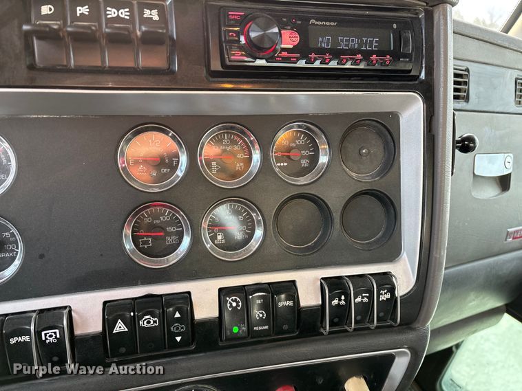 image for item FG0167 2012 Kenworth T800 semi truck