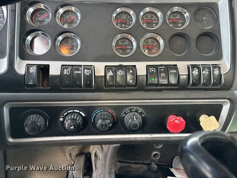 image for item FG0167 2012 Kenworth T800 semi truck