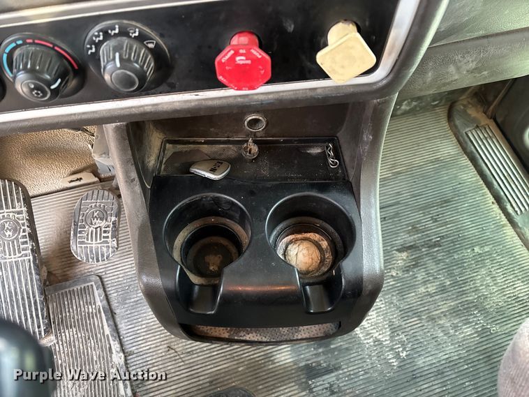 image for item FG0167 2012 Kenworth T800 semi truck