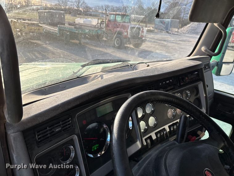 image for item FG0167 2012 Kenworth T800 semi truck