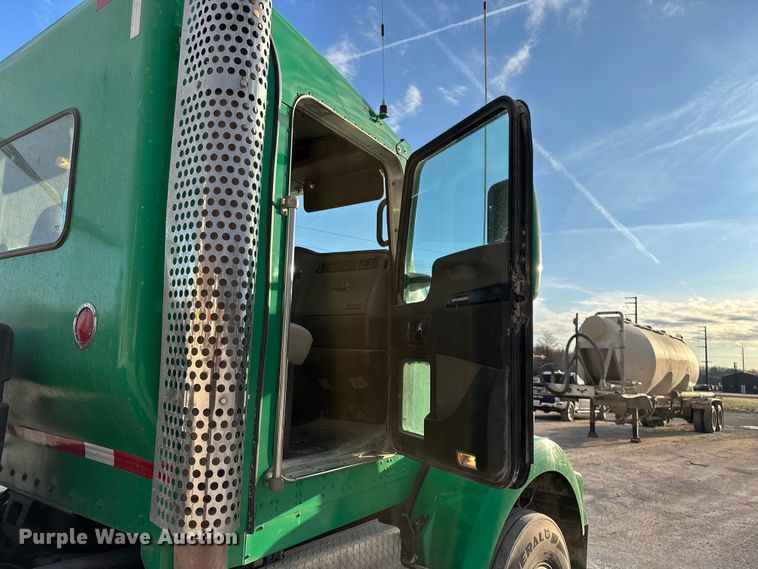 image for item FG0167 2012 Kenworth T800 semi truck