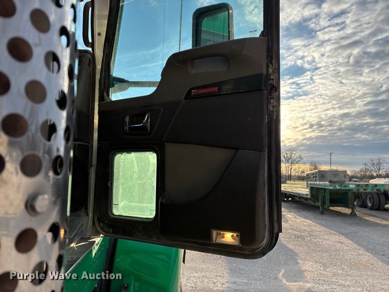 image for item FG0167 2012 Kenworth T800 semi truck