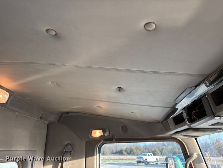 image for item FG0167 2012 Kenworth T800 semi truck