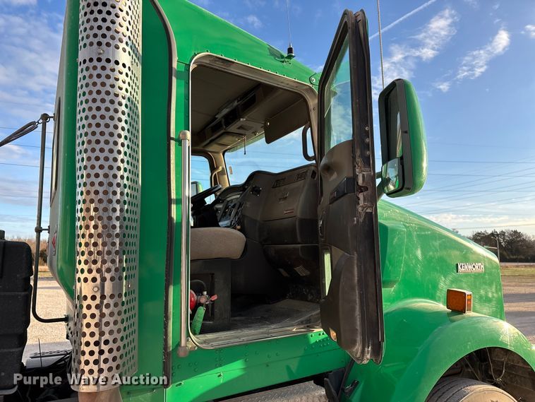 image for item FG0167 2012 Kenworth T800 semi truck