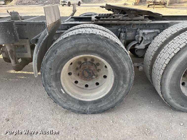 image for item FG0167 2012 Kenworth T800 semi truck