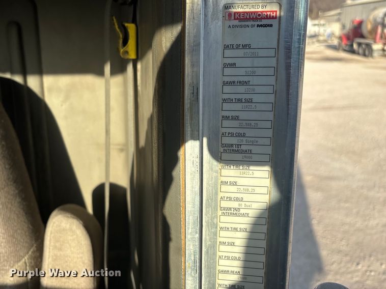 image for item FG0167 2012 Kenworth T800 semi truck