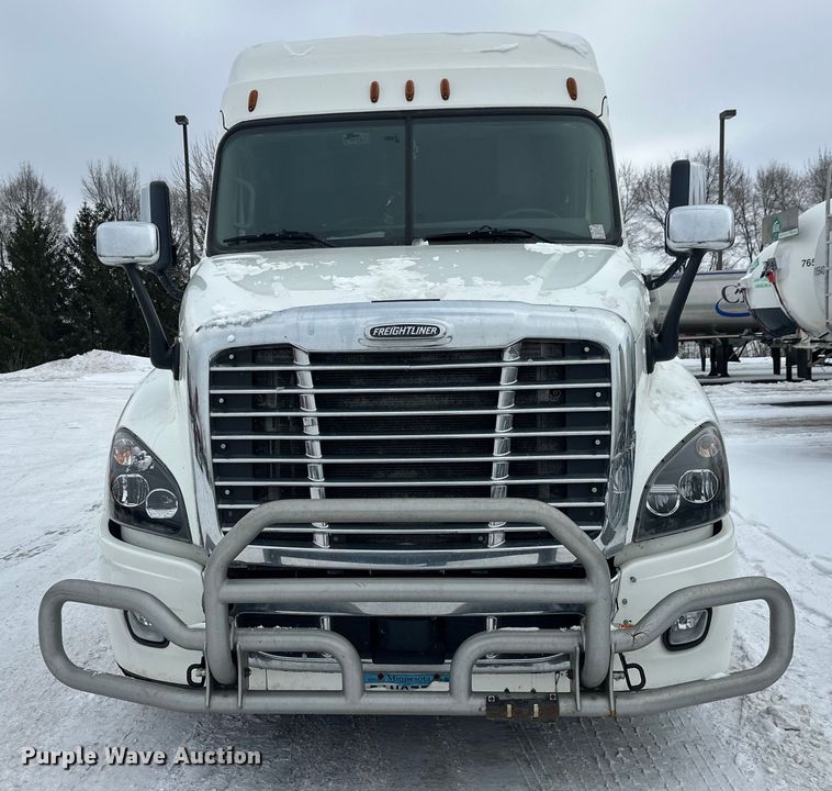 image for item FK1558 2015 Freightliner Cascadia semi truck