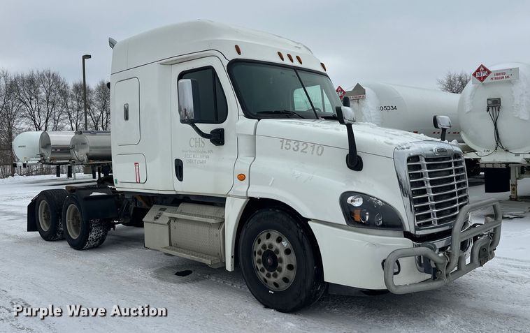 image for item FK1558 2015 Freightliner Cascadia semi truck