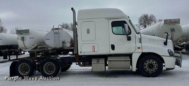 image for item FK1558 2015 Freightliner Cascadia semi truck