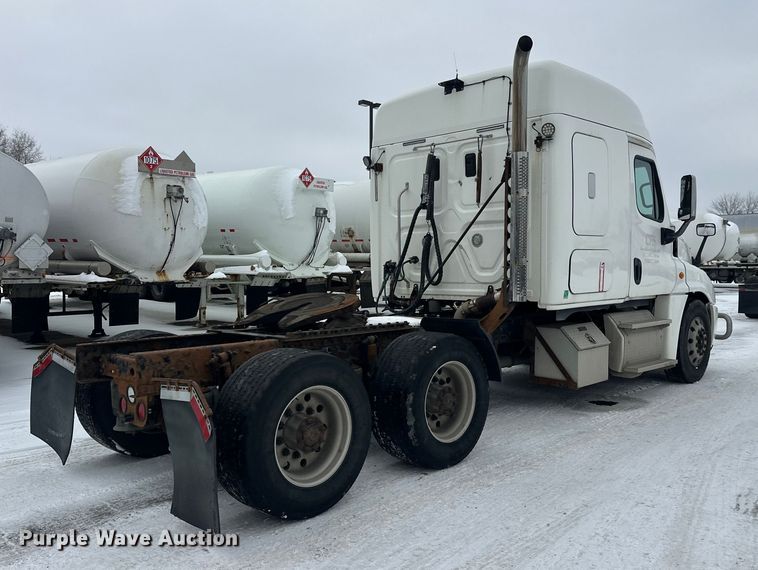 image for item FK1558 2015 Freightliner Cascadia semi truck