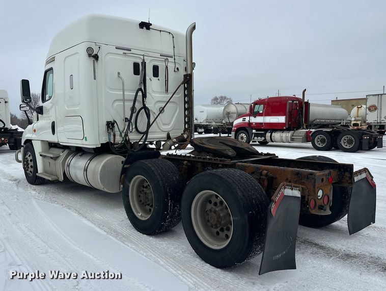 image for item FK1558 2015 Freightliner Cascadia semi truck