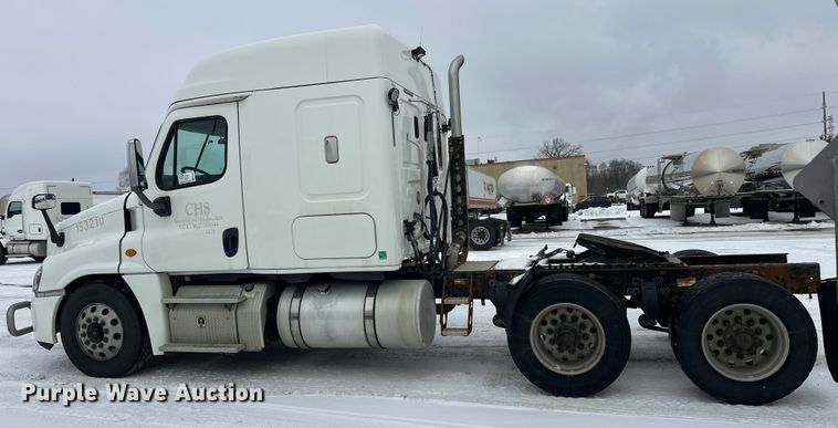 image for item FK1558 2015 Freightliner Cascadia semi truck